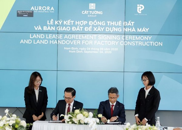 Mr. Tran Quoc Viet - Chairman of the Board cum General Director of Cat Tuong Group(left) and Mr. Tetsuya Fujimoto - Director of Public Affairs of Top Textile Co., Ltd (right)signing the land lease agreement