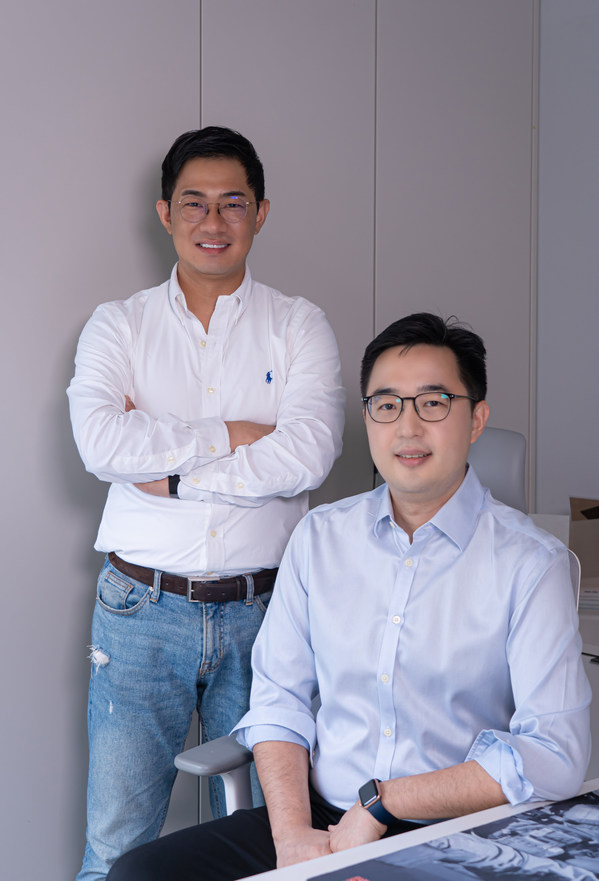 N.THING's CEO & founder Leo Kim(left) and CFO, Chris Lee(right).