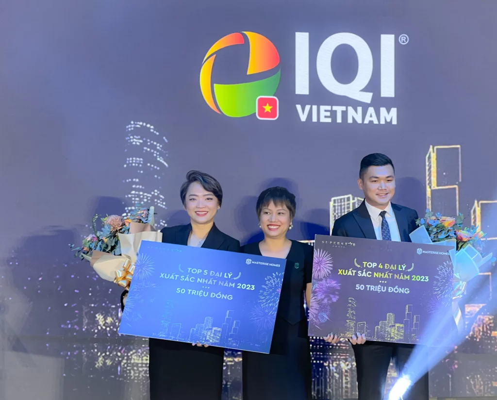 IQI vietnam receives prizes on stage