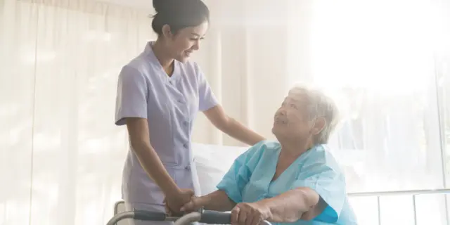 高薪职业：护士正照顾老年病人