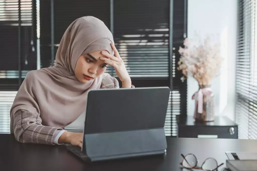 seorang wanita sedang memikiran sama ada beli rumah atau beli kereta