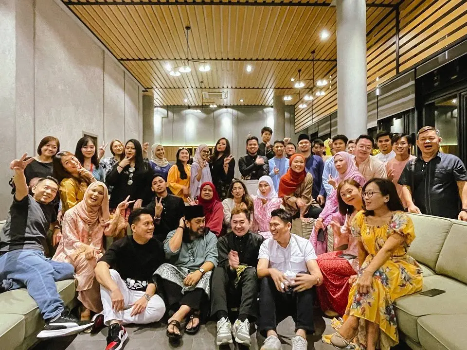 Natasha ejen hartanah IQI bersama pasukannya Team MJK