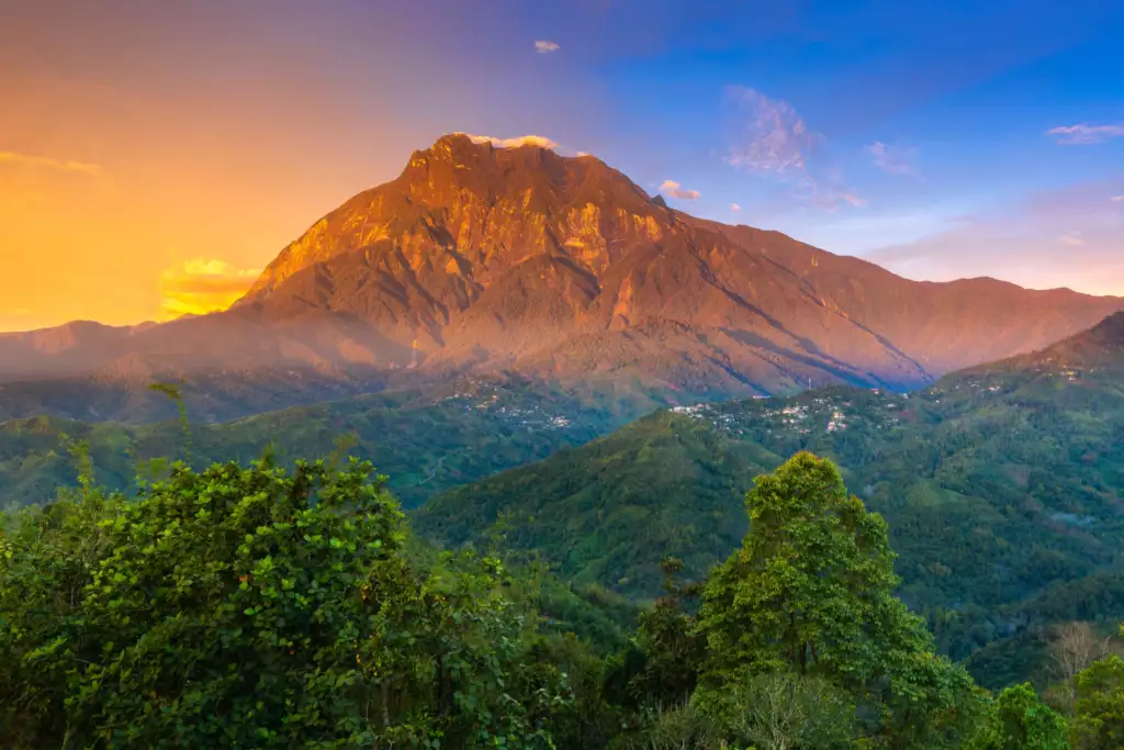 gunung terkenal yang terdapat di sabah iaitu gunung kinabalu